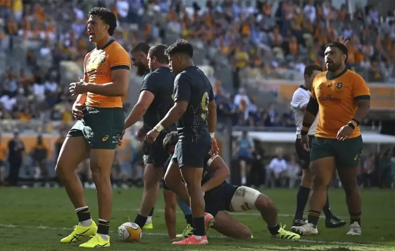 Поздний рывок Wallabies ошеломил Аргентину в захватывающем матче Rugby Championship в Таунсвилле
