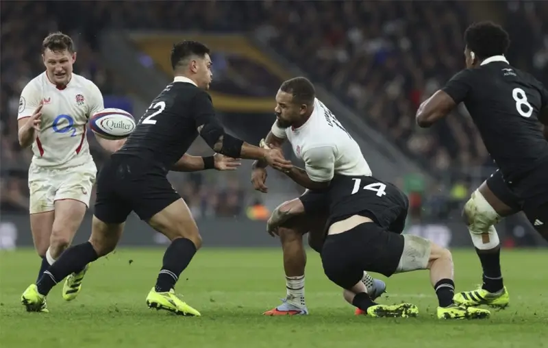 Новая Зеландия пропустила две попытки в третьей четверти, причём вторую — после того, как Олли Лоренс прорвал их оборону и вывел Фрейзера Дингволла на занос. Фото: Дэвид Роджерс/Getty Images.