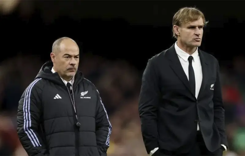 Главный тренер Новой Зеландии Скотт Робертсон и помощник главного тренера Новой Зеландии Скотт Хансен наблюдают за происходящим перед матчем Quilter Nations Series 2025 между Уэльсом и Новой Зеландией на стадионе Principality Stadium 22 ноября 2025 года в Кардиффе, Уэльс. Фото: Dan Mullan/Getty Images.