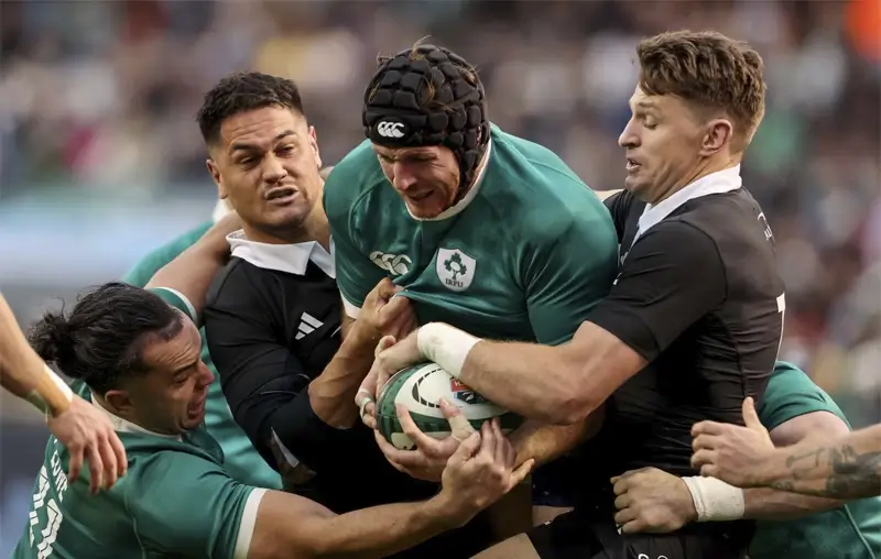 Райан Бэрд из сборной Ирландии сдерживает Куинна Тупаю и Джорди Барретта из Новой Зеландии на стадионе Soldier Field в субботу. Фото: Dan Sheridan/Inpho