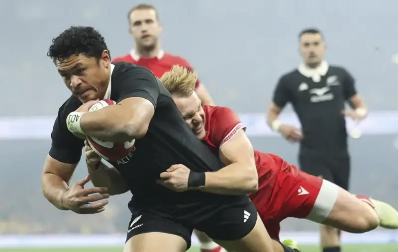 Вот перевод:  Крыльевой сборной Новой Зеландии Калеб Кларк открыл счёт попыткой в матче против Уэльса.