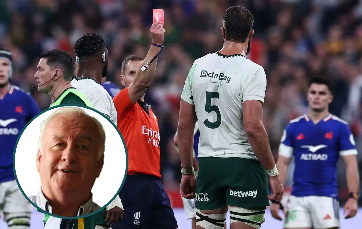 Арбитр Ангус Гарднер показывает красную карточку Луду де Егеру из сборной Южной Африки во время тестового матча между Францией и Южной Африкой, прошедшего в прошлую субботу на Stade de France в Париже. Фото: Franck Fife/AFP via Getty Images