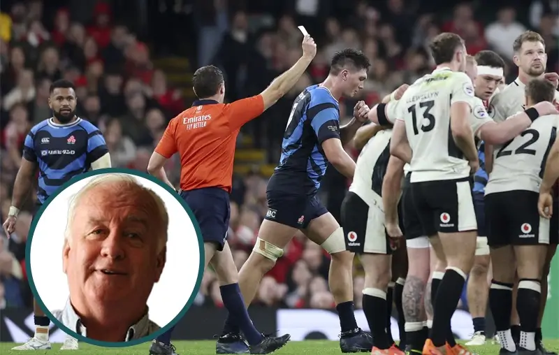 Рефери Мэттью Карли показывает жёлтую карточку Харри Хокингсу из Японии за высокий захват против Алекса Мана из Уэльса во время тестового матча, прошедшего в прошлую субботу на Principality Stadium в Кардиффе. Фото: Майкл Стил/Getty Images.