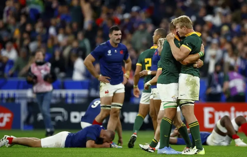 Кубок мира по регби 2023 — четвертьфинал — Франция против Южной Африки — Stade de France, Сент-Дени, Франция — 15 октября 2023 года. Питер-Стеф дю То и его товарищи по команде из Южной Африки празднуют победу после матча. Фото: Sarah Meyssonnier/REUTERS