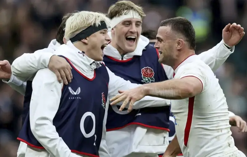 Генри Поллок (слева) и его партнёр по Northampton Алекс Колз (в центре) празднуют первое попытку Бена Эрла.