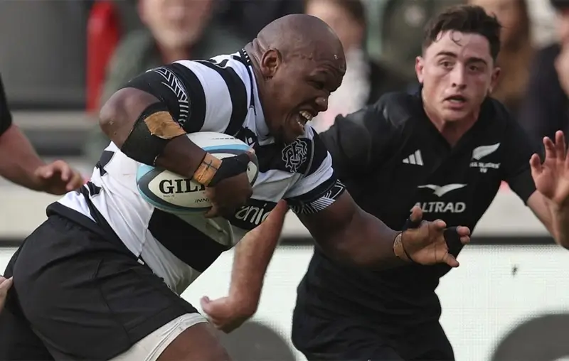 Бонги Мбонэмби из Barbarians вырывается вперёд и заносит третью попытку в матче Barbarians против All Blacks XV на стадионе GTech Community Stadium 1 ноября 2025 года в Брентфорде, Англия. Фото: Steve Bardens/Getty Images for Barbarians.