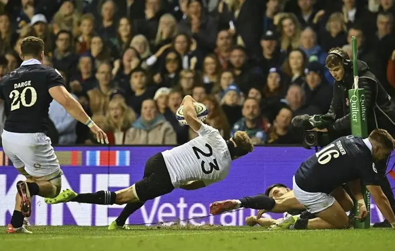 Дамиан Маккензи каким-то образом сумел уйти от двух попыток захвата, остаться в поле и занести третий попытку Новой Зеландии.