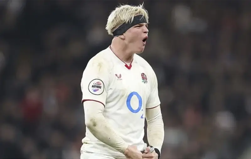 ЛОНДОН, АНГЛИЯ — 15 НОЯБРЯ: Генри Поллок из Англии празднует сразу после финального свистка во время международного матча серии Quilter Nations Series 2025 между Англией и Новой Зеландией на Allianz Stadium 15 ноября 2025 года в Лондоне, Англия. Фото: Уоррен Литтл/Getty Images