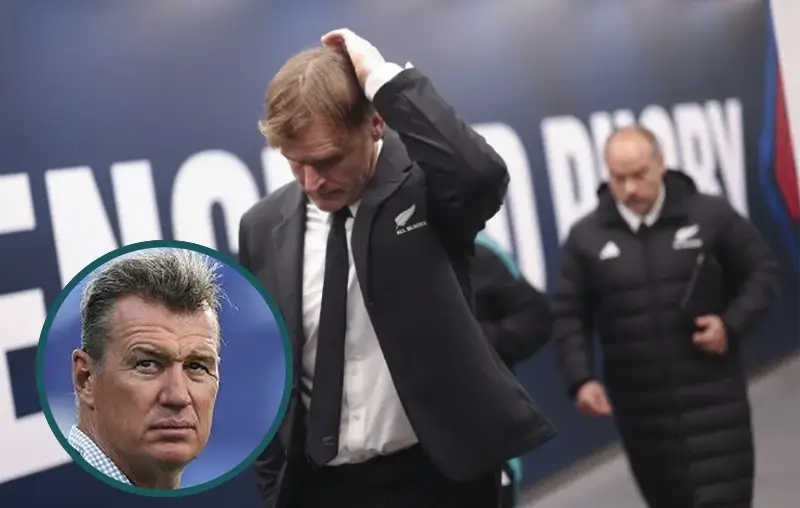 15 ноября 2025 года, Лондон, Англия. Главный тренер Новой Зеландии Скотт Робертсон выходит на поле перед международным матчем по регби между Англией и Новой Зеландией в рамках Quilter Nations Series 2025 на стадионе Allianz Stadium. Фото: Карл Ресайн/Getty Images.