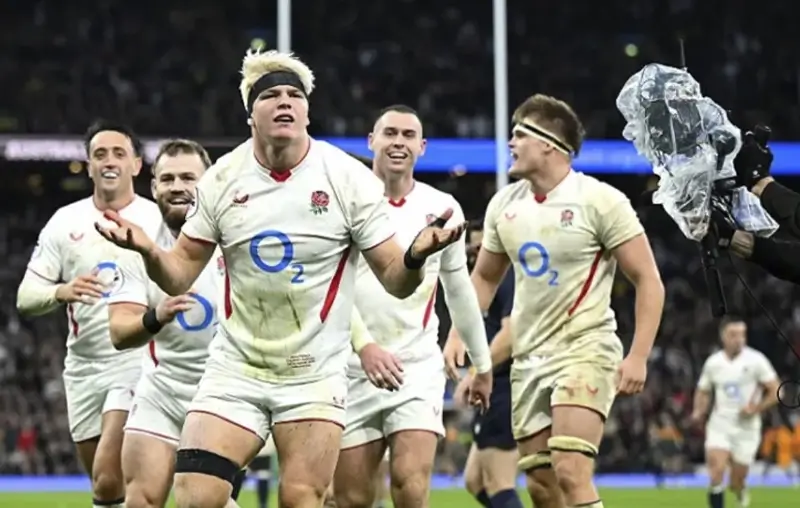 ЛОНДОН, АНГЛИЯ — 1 НОЯБРЯ. Генри Поллок из сборной Англии празднует занесённую им вторую попытку своей команды в международном матче серии Quilter Nations Series 2025 между Англией и Австралией на Allianz Stadium 1 ноября 2025 года в Лондоне (фото: Shaun Botterill/Getty Images).