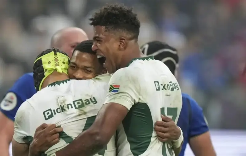 Южноафриканец Грант Уильямс (в центре) реагирует после занесённой попытки в матче турнира Nations Series по регби между Италией и Южной Африкой.