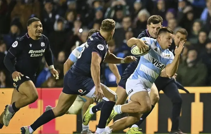 Хусто Пиккардо врывается вперёд и заносит пятый попыт Аргентины в этот день.