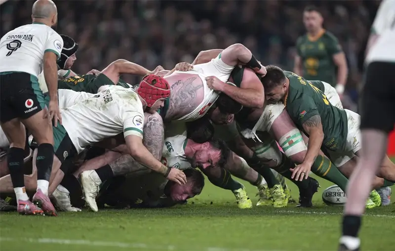 Ирландия и Южная Африка борются в схватке во время матча, прошедшего в прошлую субботу на Aviva Stadium. Фото: Niall Carson/PA