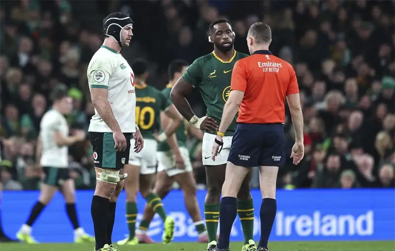 Кейлан Дорис из Ирландии и Сия Колиси из Южной Африки вместе с арбитром Мэттью Карли на поле Aviva Stadium 22 ноября. Фото: Gary Carr/Inpho