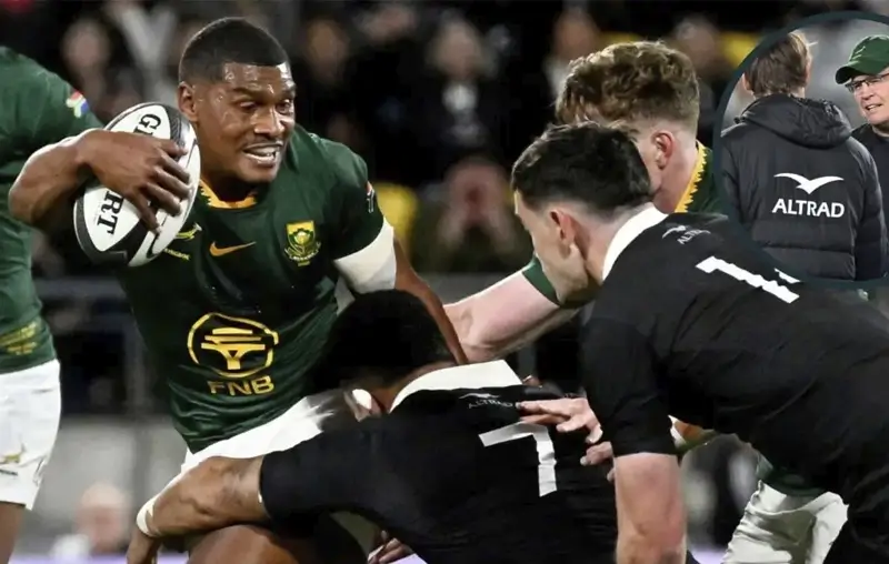 Бэк Springbok Дэмиан Виллемсе остановлен игроком третьей линии All Blacks Арди Сейва, а на вставке — главный тренер Springbok Расси Эрасмус и Скотт Робертсон.
