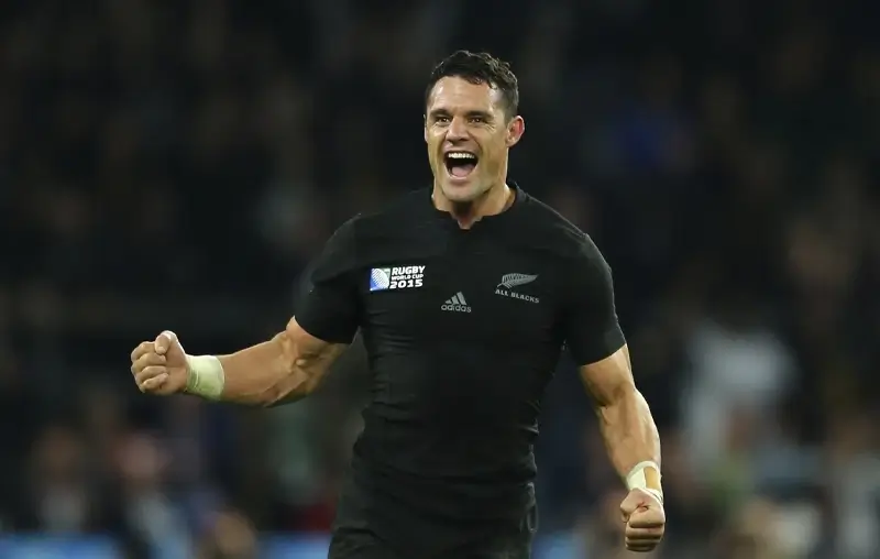 Дэн Картер из All Blacks празднует победу после финального свистка в финальном матче Кубка мира по регби 2015 между Новой Зеландией и Австралией на стадионе Twickenham Stadium 31 октября 2015 года в Лондоне, Великобритания. Фото: Richard Heathcote / World Rugby via Getty Images.